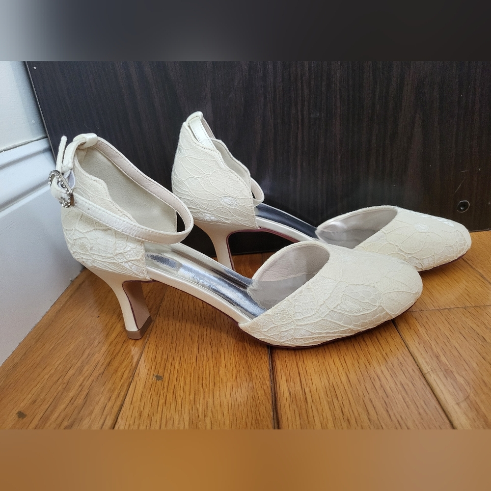 EU 36 White/Ivory Lace Kitten Heels